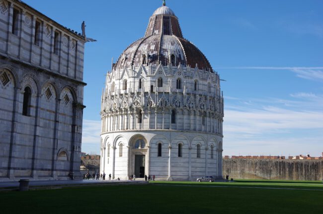 Het Baptisterium op het Piazza dei Miracoli in Pisa