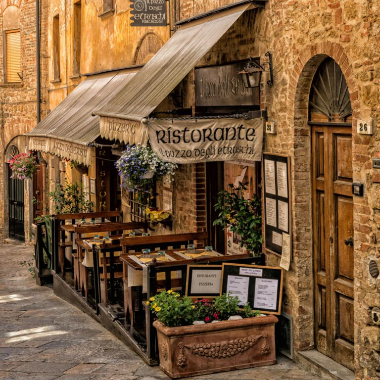 Toscaans straatje met restaurant